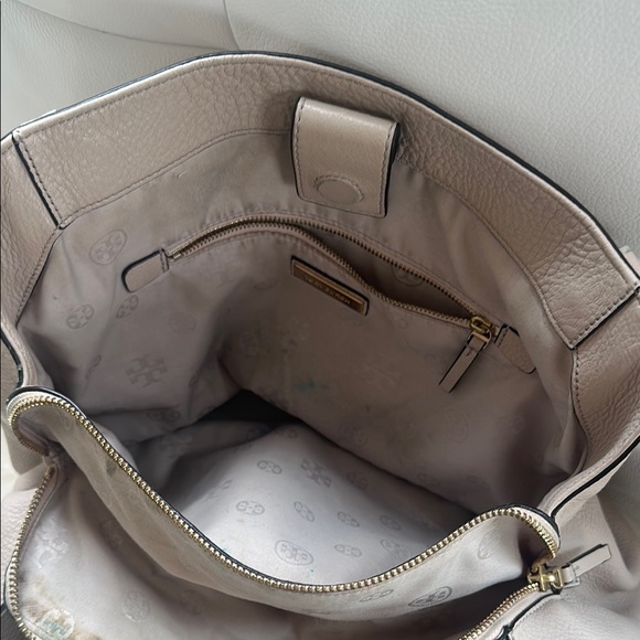 Tory Burch Shoulder Bag with Structured Design - Picture 5 of 8